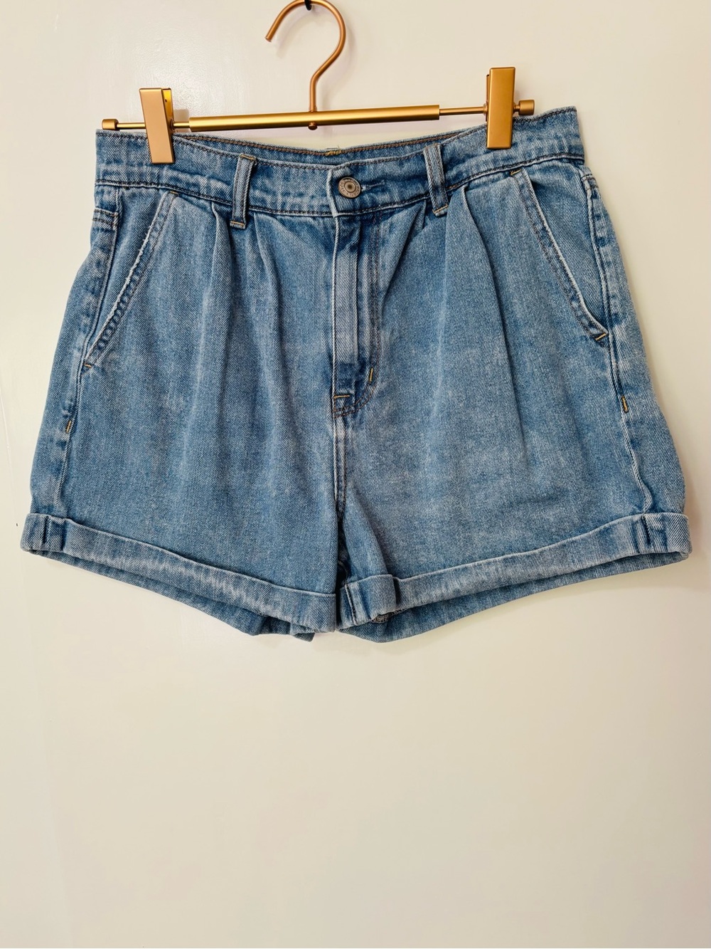 American Eagle Outfitters| Light Blue Pleated Denim Jean ‘Mom Shorts’ Sz 29
